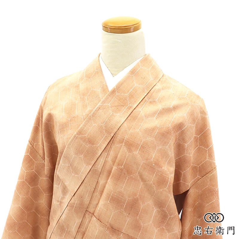 紬 着物 レディース 袷 正絹 薄茶 亀甲 シンプル 小粋 身丈162cm 裄丈65.5cm 街歩き お出かけ ランチ ゆったりサイズ リサイクル着物 リユース着物 中古着物 即日発送 【中古】