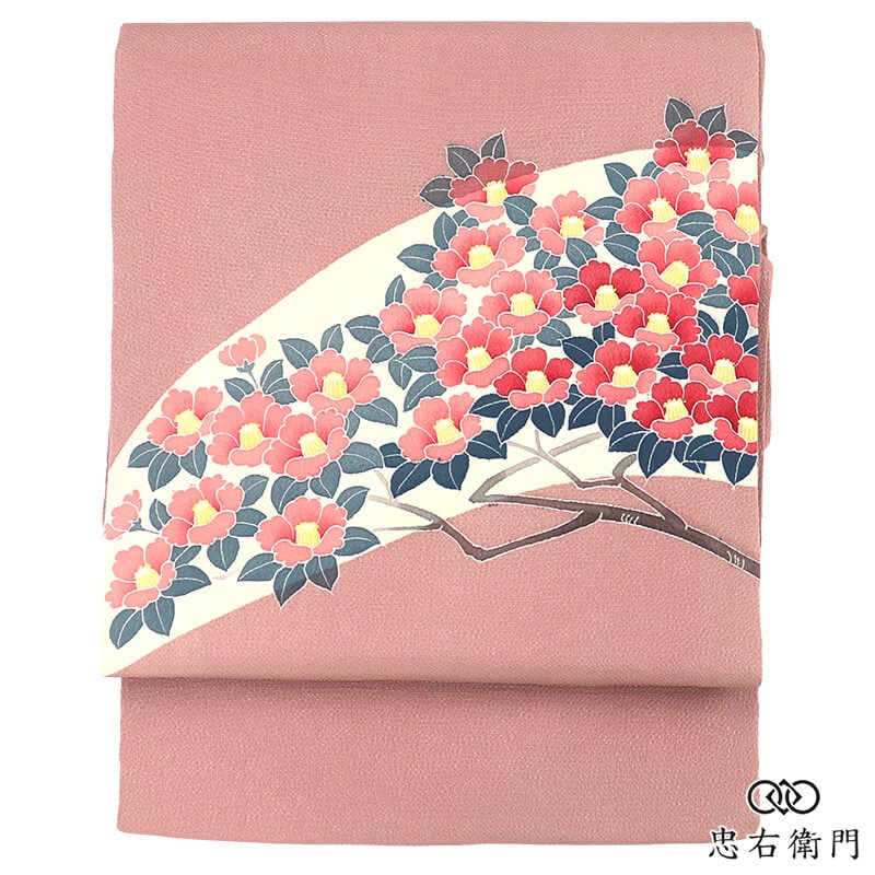 名古屋帯 なごや帯 染め帯 縮緬 落款 正絹 お太鼓柄 九寸帯 薄桃 椿 花柄 かわいい 染め帯 長さ394cm 幅32cm 街歩き 美術鑑賞 お出かけリサイクル帯 中古帯 仕立て上がり帯 レディース 女性用 着物 即日発送 【中古】