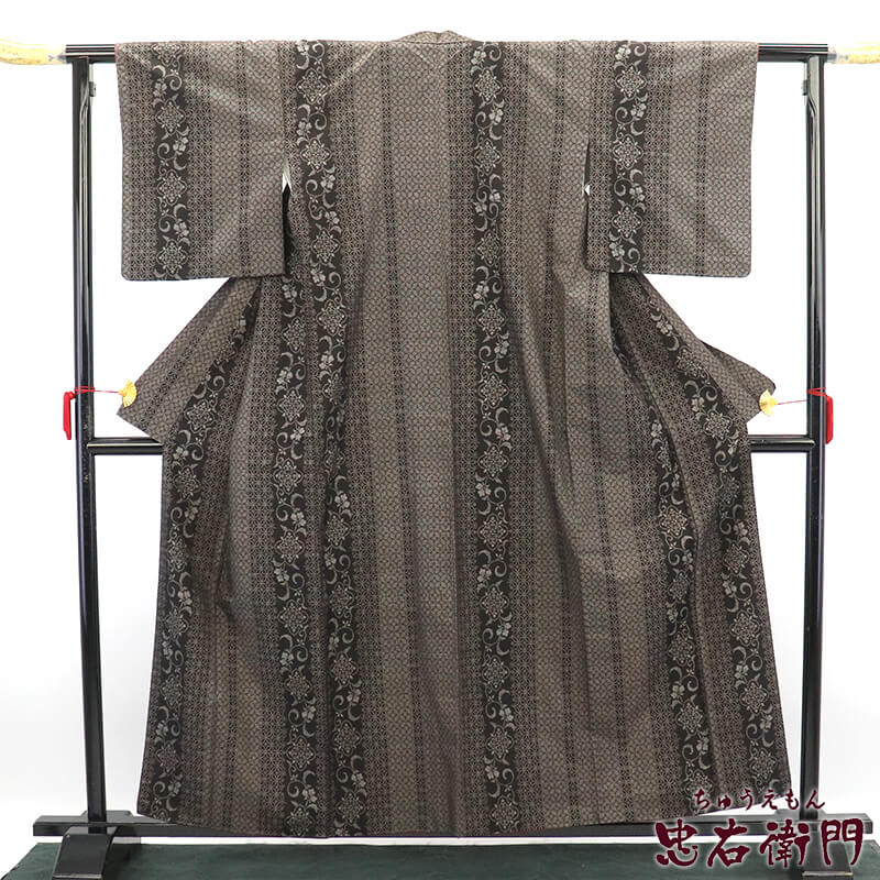 大島紬 正絹 レディース 茶褐色 七宝柄 縦柄 身丈163cm 裄丈63cm 仕立て上がり着物 カジュアル 普段着 街歩き 観劇 お稽古 リサイクル着物 中古着物 送料無料 即日発送【中古】