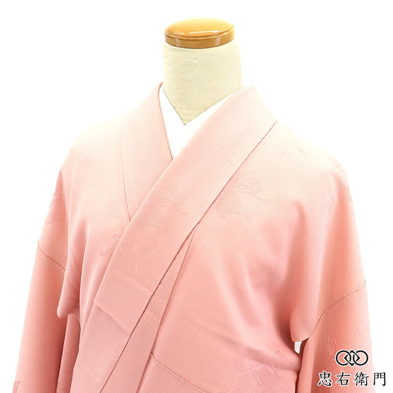 色無地 着物 一つ紋 捩じ梅レディース 袷 正絹 薄桃 無地 菱 唐草 身丈166.5cm 裄丈67.5cm 入学式 七五三 お茶会 お稽古 M~Lサイズ相当 リサイクル着物 リユース着物 中古着物 送料無料 即日発送 【中古】