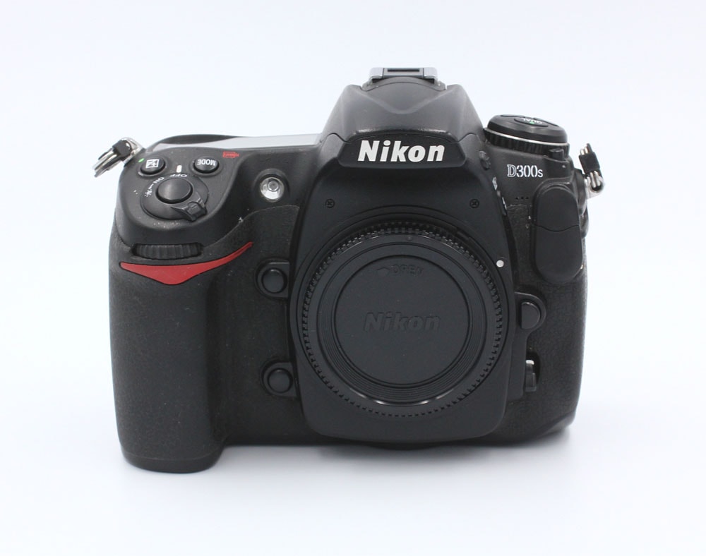 新作，新品 Nikon 一眼レフ D300sボディ 中古 APS-C ショット数約13，900枚
