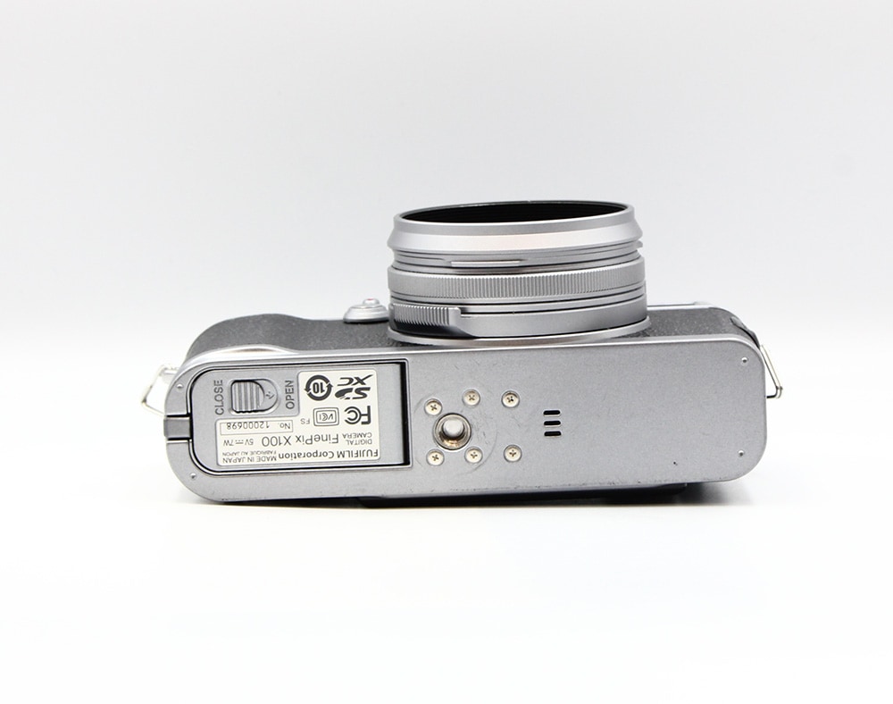 FUJIFILM デジタルカメラ FinePix X100 ブラック 1230万画素 APS-CサイズCMOS F2レンズ ハイブリッドビュ : Fujifilm X100 12.3 MP APS-C CMOS EXR Digital Camera