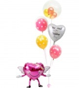 エンジェルちゃんが持つゴールド＆ピンクのぷちバルーンとピンクドット、ホワイトハート、イエロードット【結婚式のバルーン電報】|結婚式に贈るバルーン電報・バルーンギフト