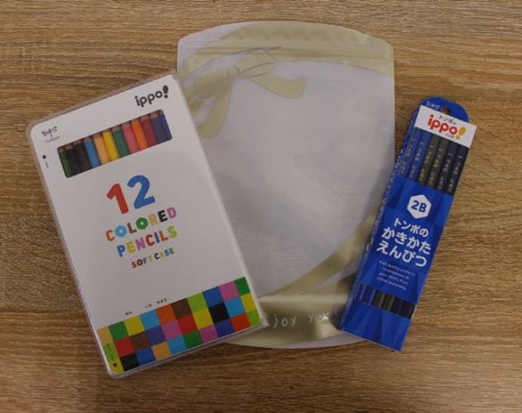 【うえぶん公式オンラインショップ限定】【先着1,000セット限定 ギフトジッパーケース付きセット】【金箔押し鉛筆名入れ無料】トンボ鉛筆 ippo!(イッポ)かきかたえんぴつ KB-KPA-01 + ソフトケース入色鉛筆 CY-KD0112C 卒園記念品 ギフト