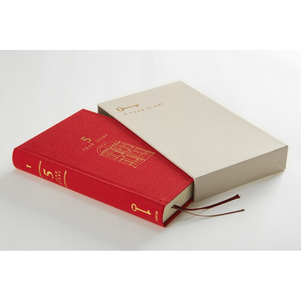 去年の自分に出会えるミドリ日記 5年連用 扉 赤12851-006日記 5年連用5年連用日記