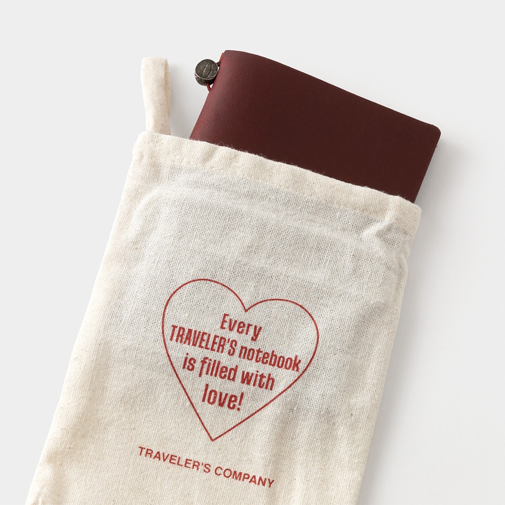 【数量限定】トラベラーズノート LOVE AND TRIP レッド パスポートサイズ 15371006 15371-006 TRAVELER’S notebook Passport Size LOVE AND TRIP Red デザインフィル 