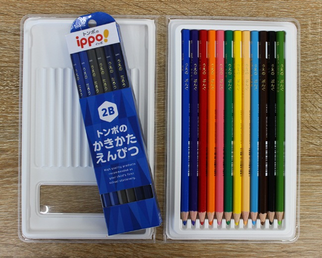 【上野文具オンラインストア限定】【先着1,000セット限定 ギフトジッパーケース付きセット】【金箔押し鉛筆名入れ無料】トンボ鉛筆　ippo!（イッポ）かきかたえんぴつ KB-KPA-01 + ソフトケース入色鉛筆 CY-KD0112C　卒園記念品　ギフト