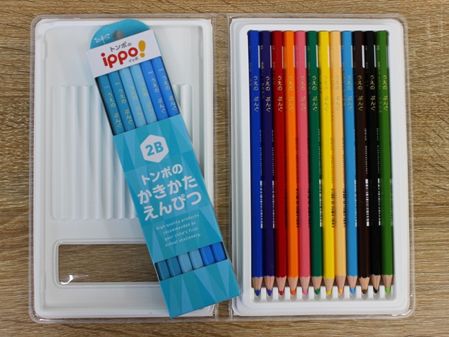 【上野文具オンラインストア限定】【先着1,000セット限定 ギフトジッパーケース付きセット】【金箔押し鉛筆名入れ無料】トンボ鉛筆　ippo!（イッポ）かきかたえんぴつ KB-KPA-01 + ソフトケース入色鉛筆 CY-KD0112C　卒園記念品　ギフト