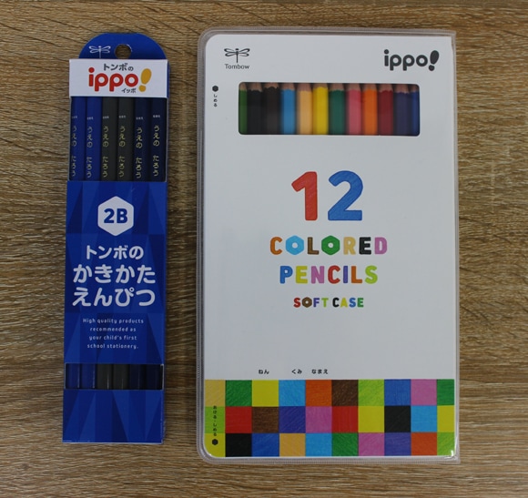 【上野文具オンラインストア限定】【先着1,000セット限定 ギフトジッパーケース付きセット】【金箔押し鉛筆名入れ無料】トンボ鉛筆　ippo!（イッポ）かきかたえんぴつ KB-KPA-01 + ソフトケース入色鉛筆 CY-KD0112C　卒園記念品　ギフト