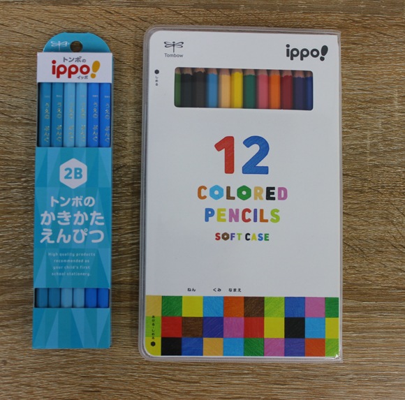 【上野文具オンラインストア限定】【先着1,000セット限定 ギフトジッパーケース付きセット】【金箔押し鉛筆名入れ無料】トンボ鉛筆　ippo!（イッポ）かきかたえんぴつ KB-KPA-01 + ソフトケース入色鉛筆 CY-KD0112C　卒園記念品　ギフト