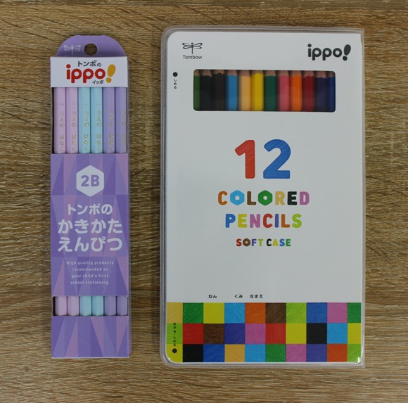 【上野文具オンラインストア限定】【先着1,000セット限定 ギフトジッパーケース付きセット】【金箔押し鉛筆名入れ無料】トンボ鉛筆　ippo!（イッポ）かきかたえんぴつ KB-KPA-01 + ソフトケース入色鉛筆 CY-KD0112C　卒園記念品　ギフト