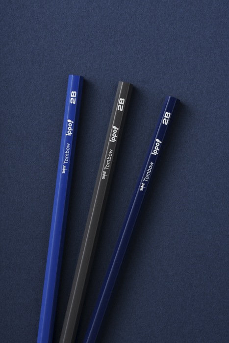 【上野文具オンラインストア限定】【先着1,000セット限定 ギフトジッパーケース付きセット】【金箔押し鉛筆名入れ無料】トンボ鉛筆　ippo!（イッポ）かきかたえんぴつ KB-KPA-01 + ソフトケース入色鉛筆 CY-KD0112C　卒園記念品　ギフト