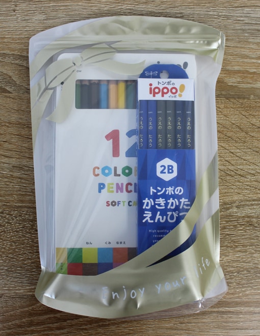 【上野文具オンラインストア限定】【先着1,000セット限定 ギフトジッパーケース付きセット】【金箔押し鉛筆名入れ無料】トンボ鉛筆　ippo!（イッポ）かきかたえんぴつ KB-KPA-01 + ソフトケース入色鉛筆 CY-KD0112C　卒園記念品　ギフト