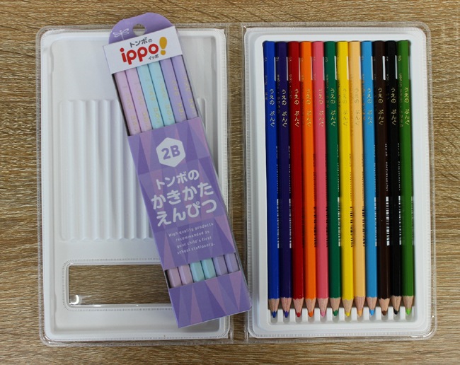 【上野文具オンラインストア限定】【先着1,000セット限定 ギフトジッパーケース付きセット】【金箔押し鉛筆名入れ無料】トンボ鉛筆　ippo!（イッポ）かきかたえんぴつ KB-KPA-01 + ソフトケース入色鉛筆 CY-KD0112C　卒園記念品　ギフト