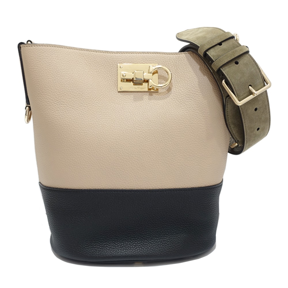 Ferragamo】レザーガンチー二バッグ ショルダーバッグ 栄】【FERRAGAMO