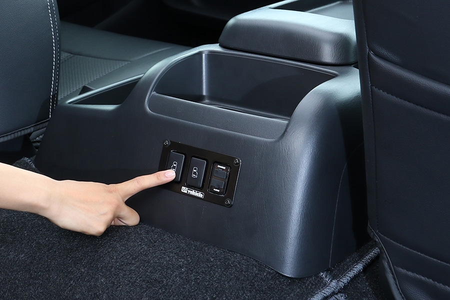 ハイエース 200系<br>パワースライドドア追加スイッチ<br>４型～現行