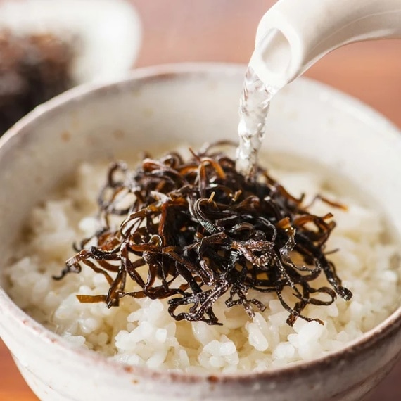 絶景の地で生まれる「幻の塩」 ”千年井田塩” でつくった 塩昆布35g  【9800円以上送料無料対象（常温）】 【伊豆・村の駅】