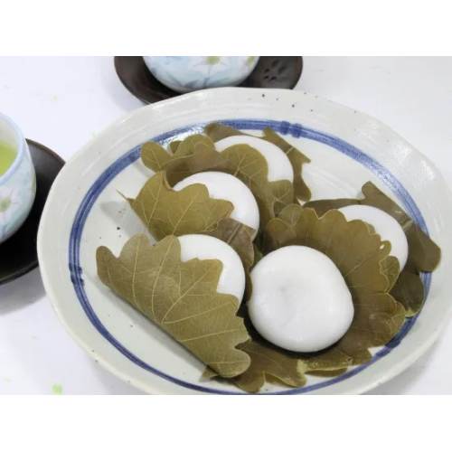 【日岡商事冷凍直送】かしわもち・白(２５０ｇ（５個入）)※30袋未満送料1188円・30袋以上送料324円（一部地域別途必要）・代引・同梱不可