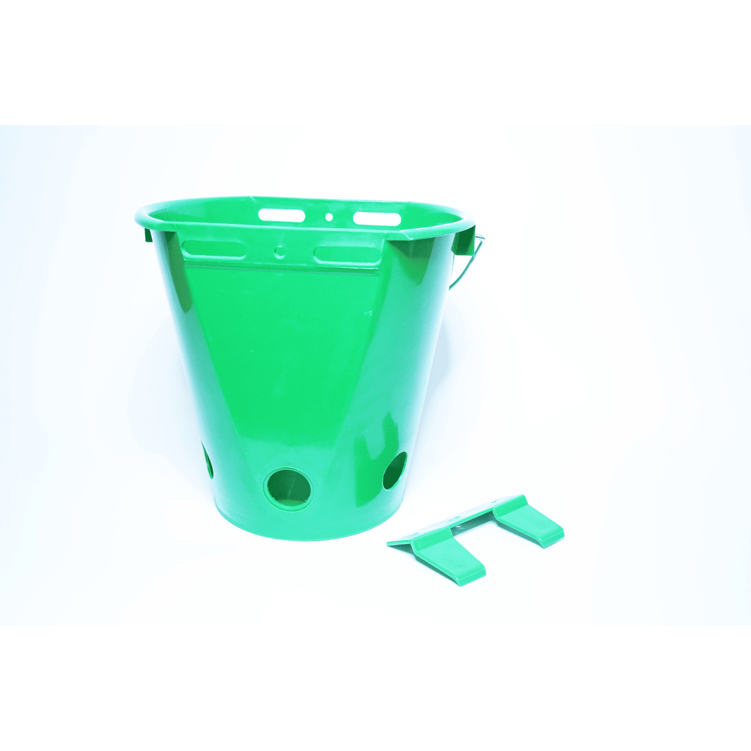 取っ手付き哺乳バケツ ８L（3つ穴）【３個セット】