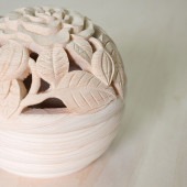 香炉にもなる薔薇の彫りの小物入れ（大）