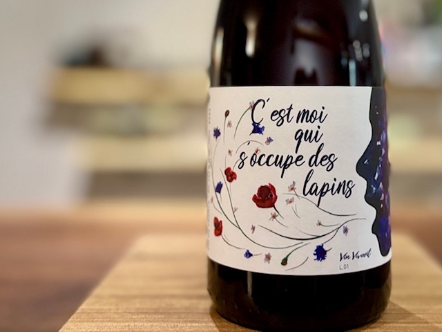 セ・モワ・キ・ソキュップ・デ・ラパン・ルージュ 2023（C'est moi qui s'occupe des lapins rouge 2023）赤