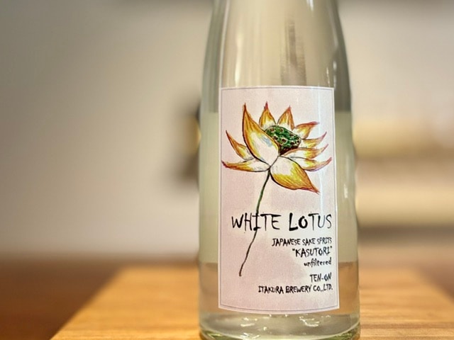 無窮天穏　WHITE LOTUS(ホワイトロータス) 酒粕焼酎 米40度 500ml【数量限定】