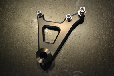 AZ1PG6SA左リアキャリパー 項目選択リアキャリパーサポート 下側 MK2系⁄250mm用