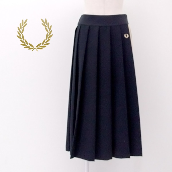 FRED PERRY フレッドペリー レディース テープディテール プリーツ ミディ スカート［E2107］【2026SS】