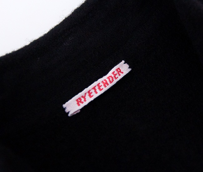 RYE TENDER �饤�ƥ���� ��˥��å� ����⥢���㥱�åȡ�110012500�ϡ�2025FW��