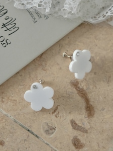 希少　フランスの蚤の市（ブロカント）花形クリアホワイトイヤリング フラワーストーンイヤリング(WHITE) | すべての商品 | UN MINOU