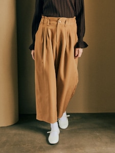 Smooth Tuck Pearl Pants(CAMEL)