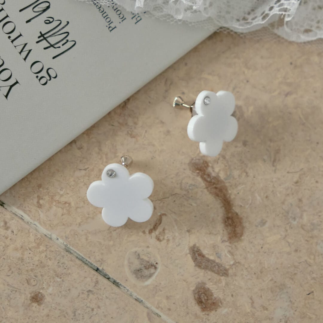 フラワーストーンイヤリング(WHITE) | すべての商品 | UN MINOU