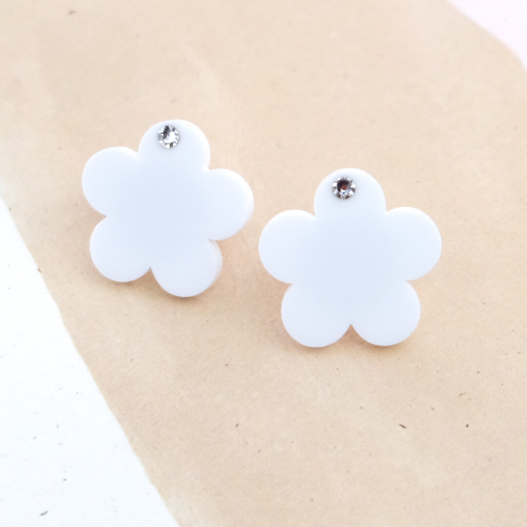 フラワーストーンイヤリング(WHITE) | すべての商品 | UN MINOU