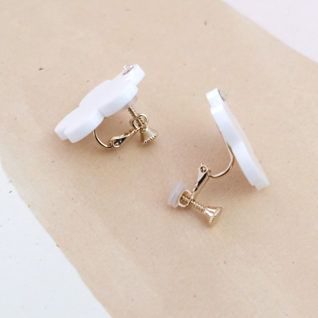 希少　フランスの蚤の市（ブロカント）花形クリアホワイトイヤリング フラワーストーンイヤリング(WHITE) | すべての商品 | UN MINOU