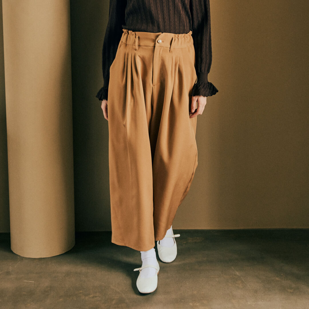 Smooth Tuck Pearl Pants(CAMEL)