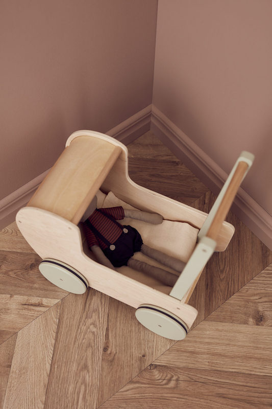 kids concept //木製おもちゃのストローラー（手押し車）