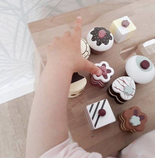 【kid's concept】キッズコンセプト　ケーキピース 9個セット Pastries play set 木製おもちゃ　おままごと　フィーカ　北欧おもちゃ