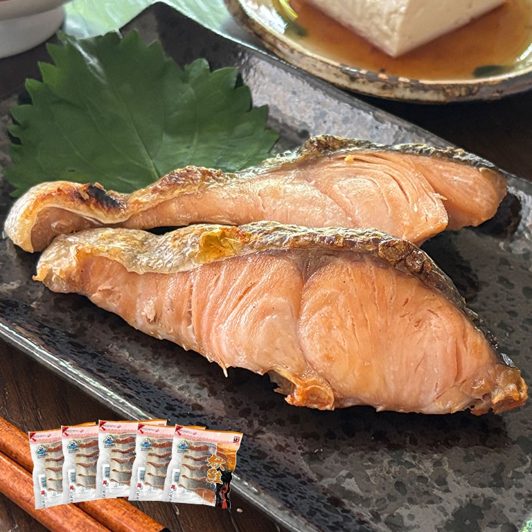 まっちゃん　秋鮭メス切り身 直送】 北海道産秋鮭切り身 60g5切れ パック×5袋 1.5kg｜nihonchokuhan
