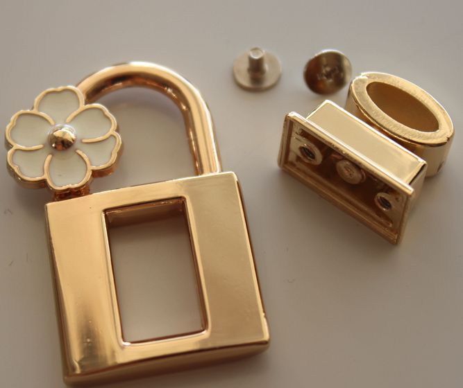 ◇P-67◇【ひねり留め具】ちょっと変わったお花付き南京錠型ひねり留め