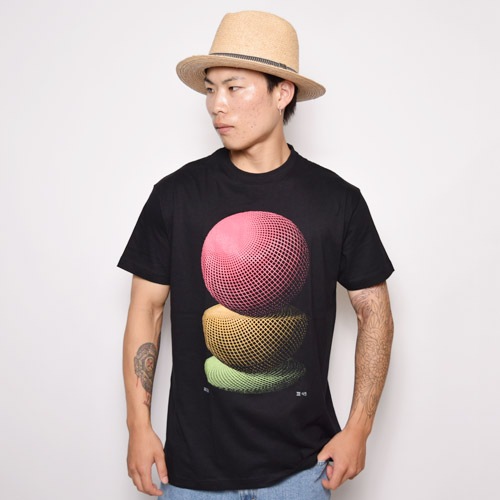 M.C.Escher/Three Spherss Print T-Shirt��M.C.���å��㡼 �ץ���T����ġ˥֥�å� [a-1821]