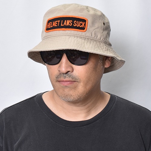 Helmet Laws Suck Patched Cotton Bucket Hat�ʥإ��åȥ��������å��ϥåȡ˥١����� [a-8551]