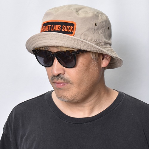 Helmet Laws Suck Patched Cotton Bucket Hat�ʥإ��åȥ��������å��ϥåȡ˥١����� [a-8551]