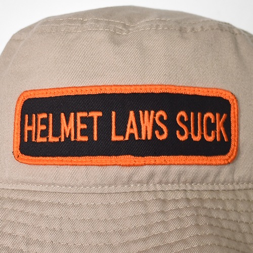 Helmet Laws Suck Patched Cotton Bucket Hat�ʥإ��åȥ��������å��ϥåȡ˥١����� [a-8551]