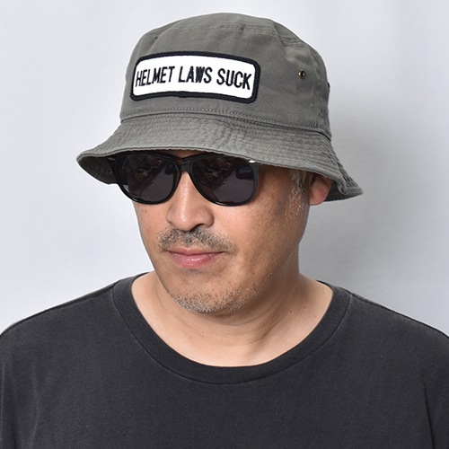 Helmet Laws Suck Patched Cotton Bucket Hat�ʥإ��åȥ��������å��ϥåȡ˥��꡼�� [a-8552]