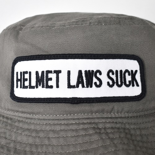 Helmet Laws Suck Patched Cotton Bucket Hat�ʥإ��åȥ��������å��ϥåȡ˥��꡼�� [a-8552]