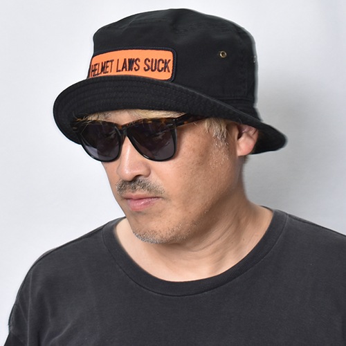 Helmet Laws Suck Patched Cotton Bucket Hat�ʥإ��åȥ��������å��ϥåȡ˥֥�å� [a-8553]