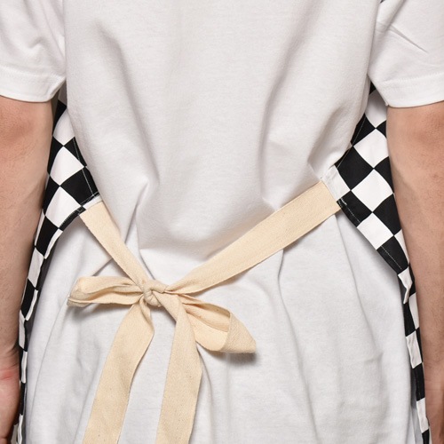 Checkerboard Apron�ʥ����å����ܡ��ɥ��ץ���˥ۥ磻�ȡߥ֥�å� [a-3751]