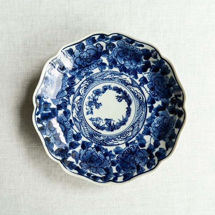 【個展】六寸輪花皿染付牡丹唐草　萠窯