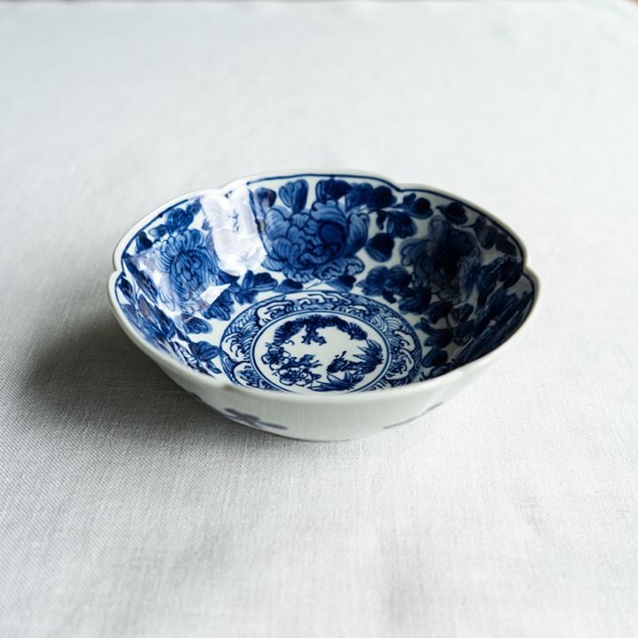 【個展予約商品】五寸輪花鉢染付牡丹唐草　萠窯