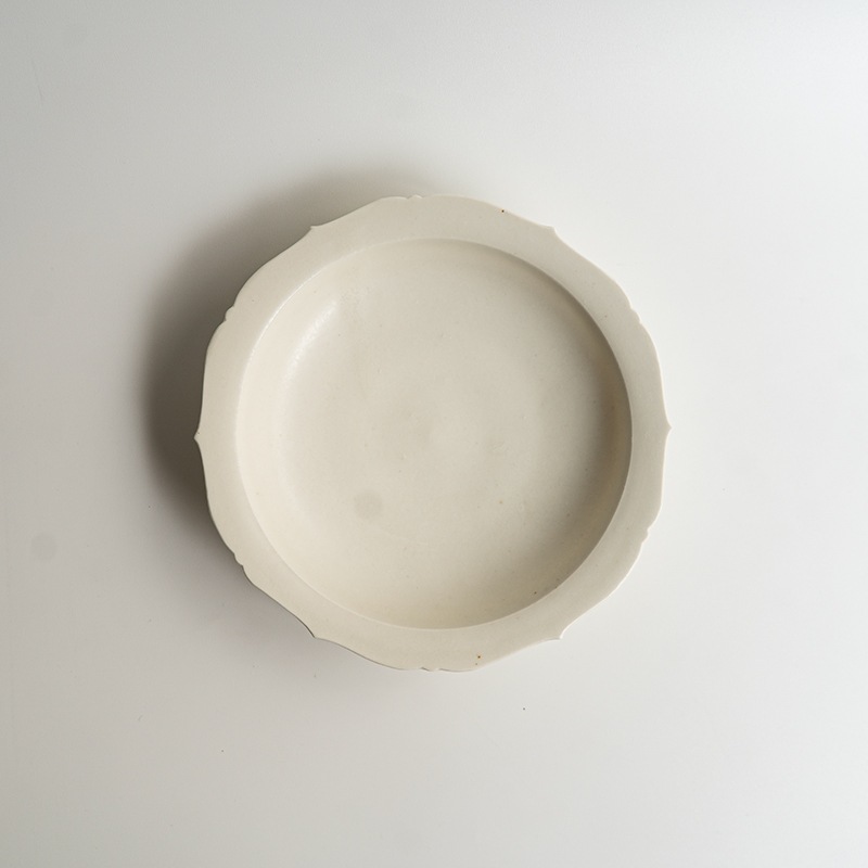 【個展】マット釉白磁稜花リム皿5.5寸　宮田竜司